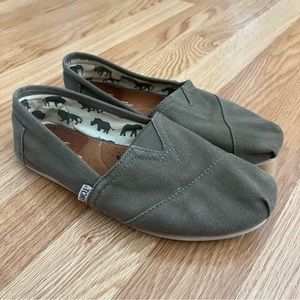 Classic, green canvas TOMS